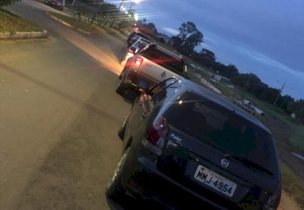 Vacina para acima de 70 anos tem fila de carros no Parque de Exposições