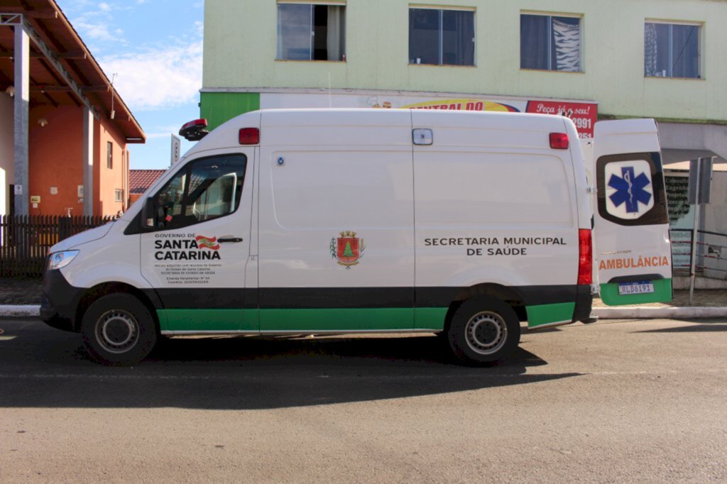 Prefeitura de Três Barras incorpora nova ambulância à frota municipal
