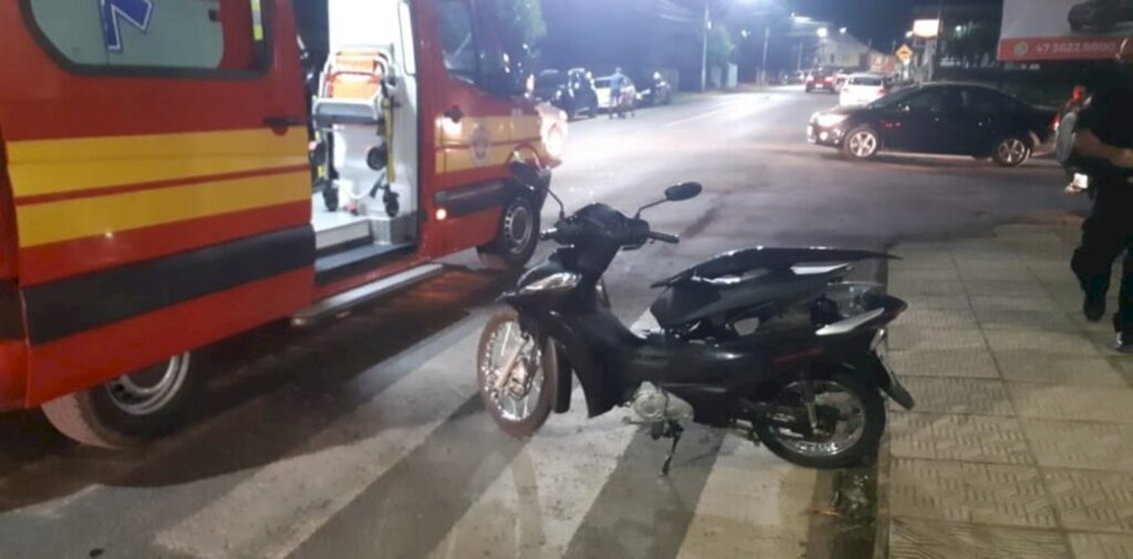 Motociclista fica ferido ao colidir contra Ecosport no Jardim Esperança