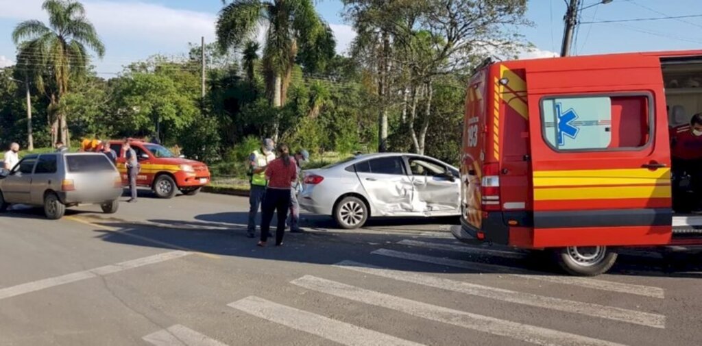 Fiat Uno colide com Chevrolet Cruze no centro de Canoinhas