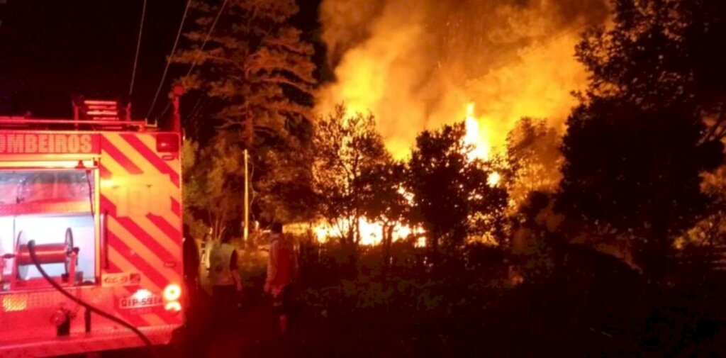 Incêndio supostamente criminoso destrói casa no São Cristóvão