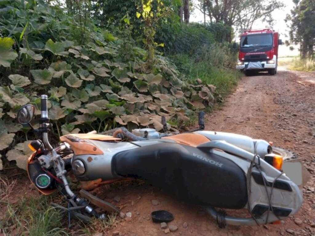 Motociclista fica ferido após queda no interior de Canoinhas