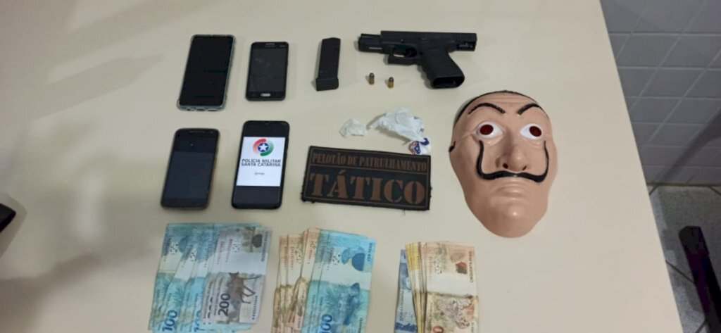 PM prende homem por porte ilegal de arma de fogo e posse de drogas