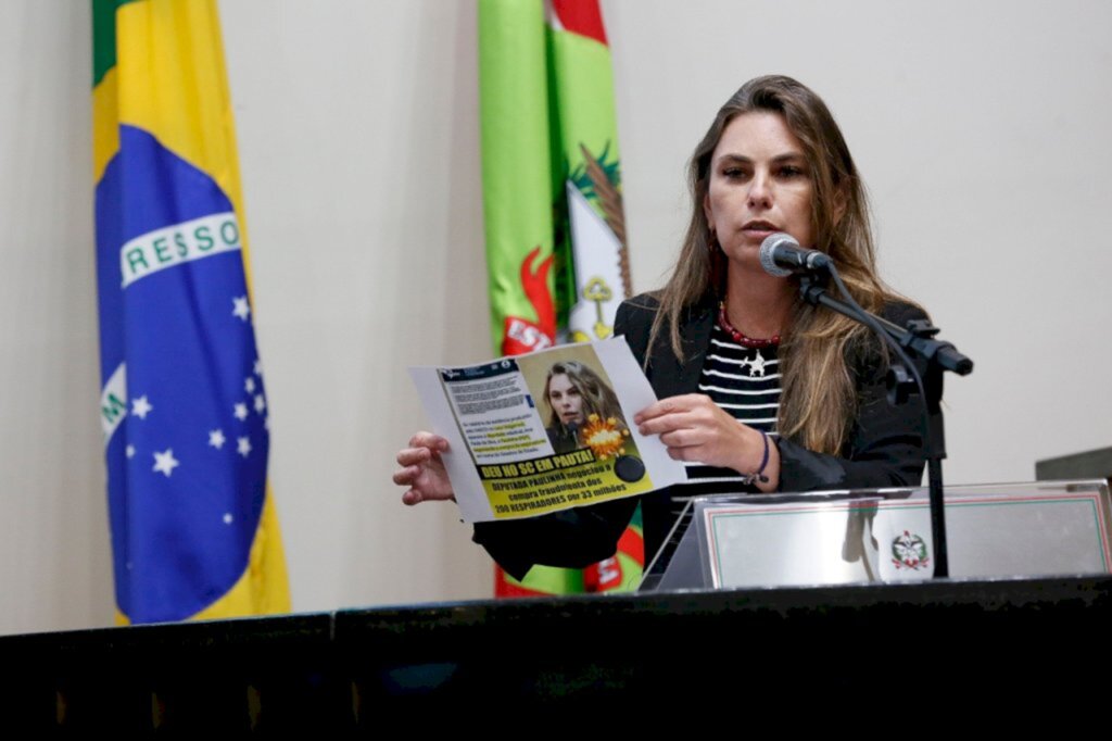 Deputada Paulinha se manifesta a respeito de onda de boatos caluniosos noticiados nas redes sociais contra ela
