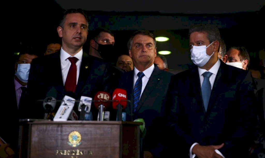 Bolsonaro entrega medida provisória para privatização da Eletrobras