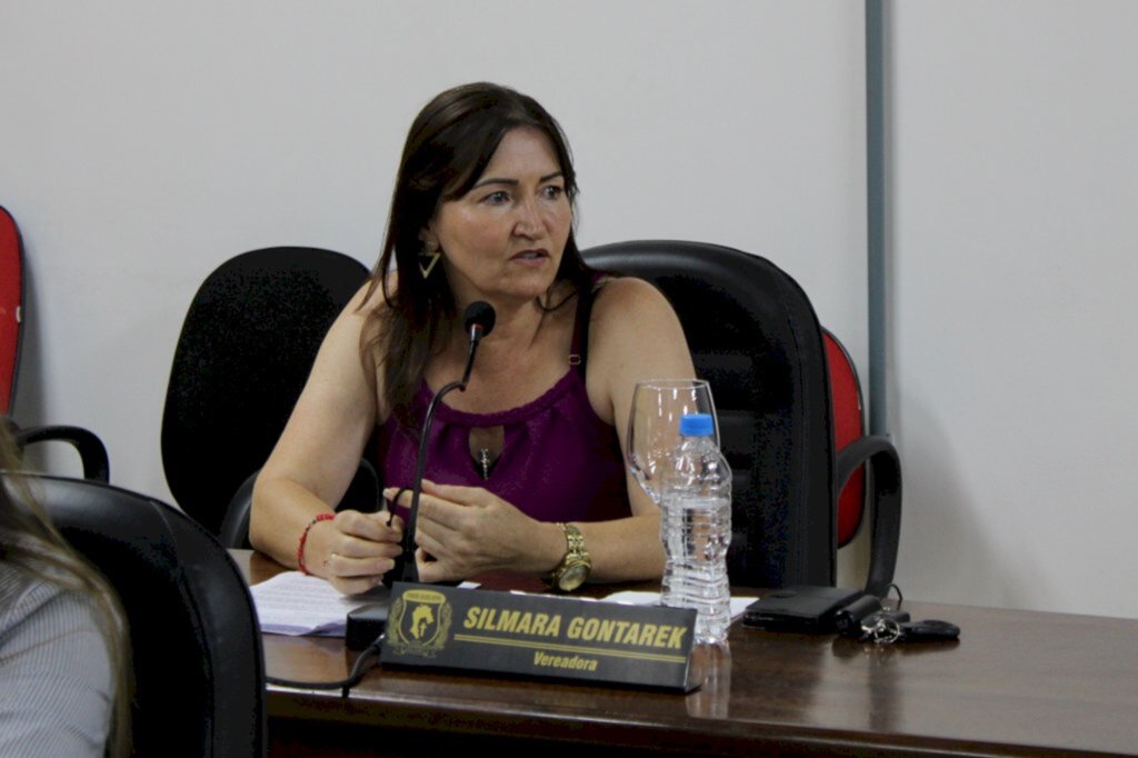 Vereadora Silmara Gontarek apresenta indicações para melhorias com anti pó em ruas do município