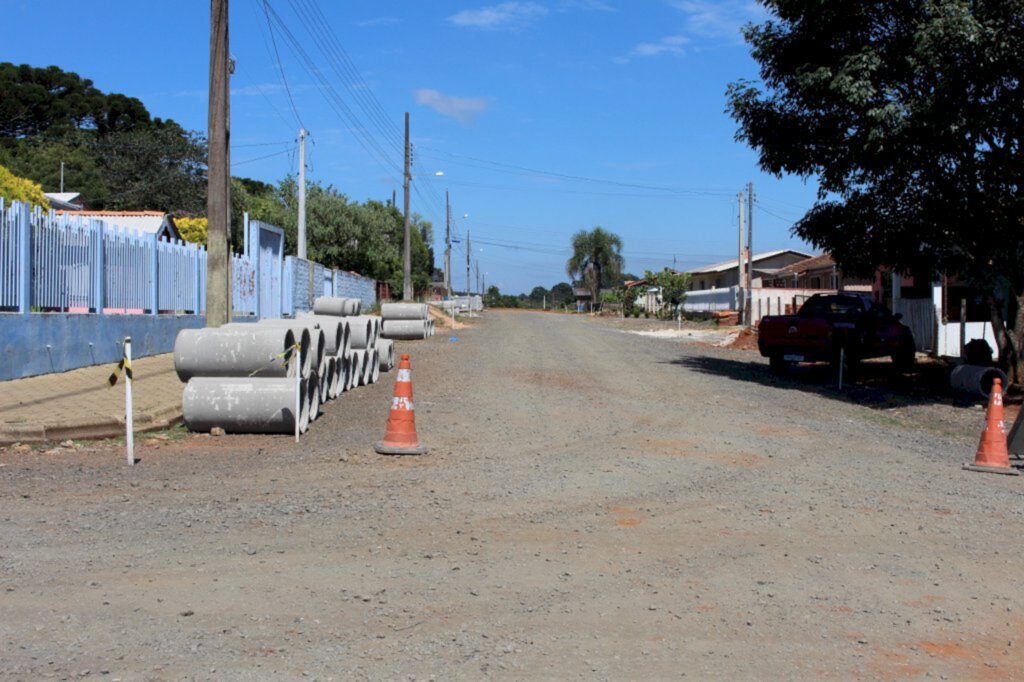 Ruas do bairro João Paulo II são preparadas para receber o asfalto