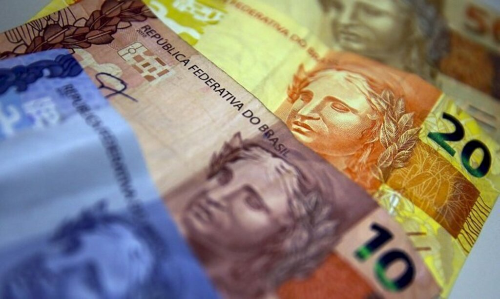 Governo decide antecipar 13º de aposentados do INSS e abono salarial