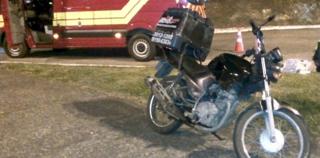 Motociclista fica ferido ao sofrer queda em frente ao posto da PRF