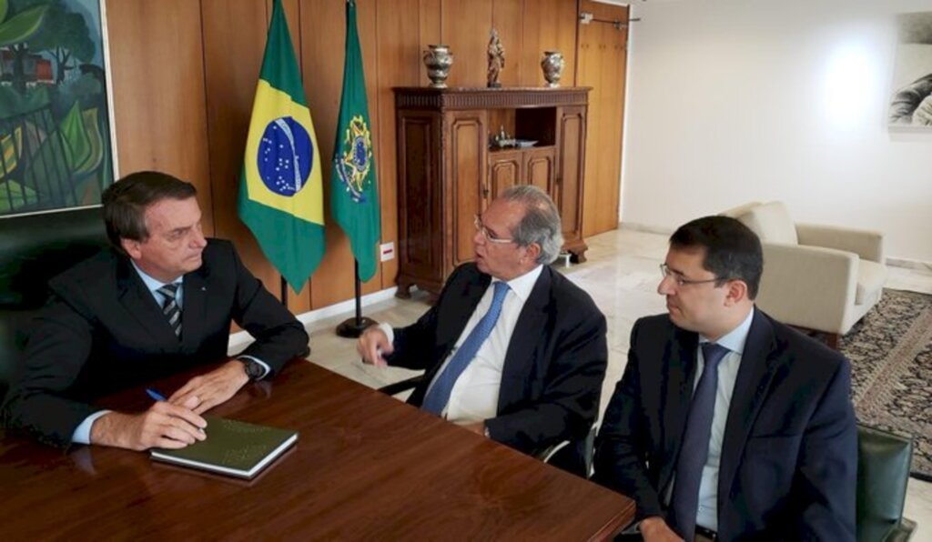 Bolsonaro diz que governo vai ofertar vacina gratuita e não obrigatória