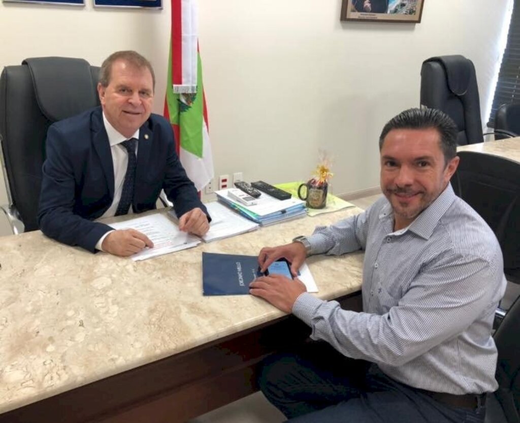 Renato Pike assume cadeira na Alesc
