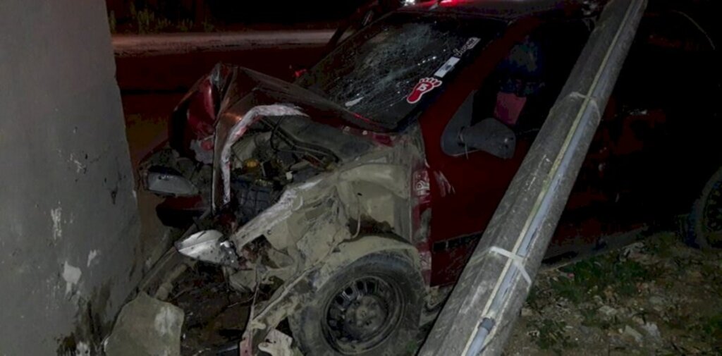 Motorista fica ferido ao colidir carro contra poste em Papanduva