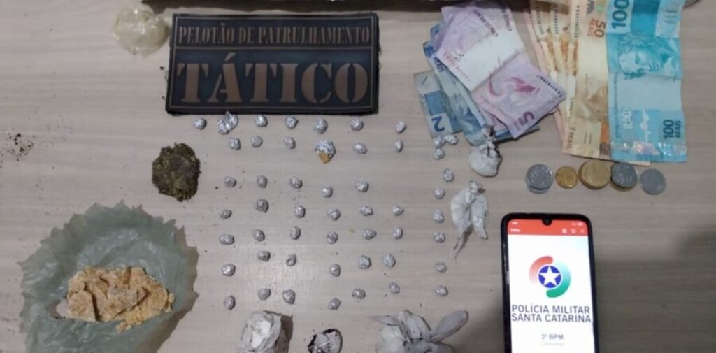 PM apreende maconha, cocaína e crack em Canoinhas