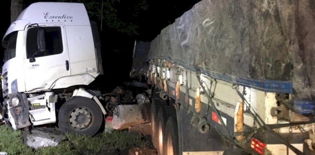 Motorista fica ferido em saída de pista de carreta na BR-116