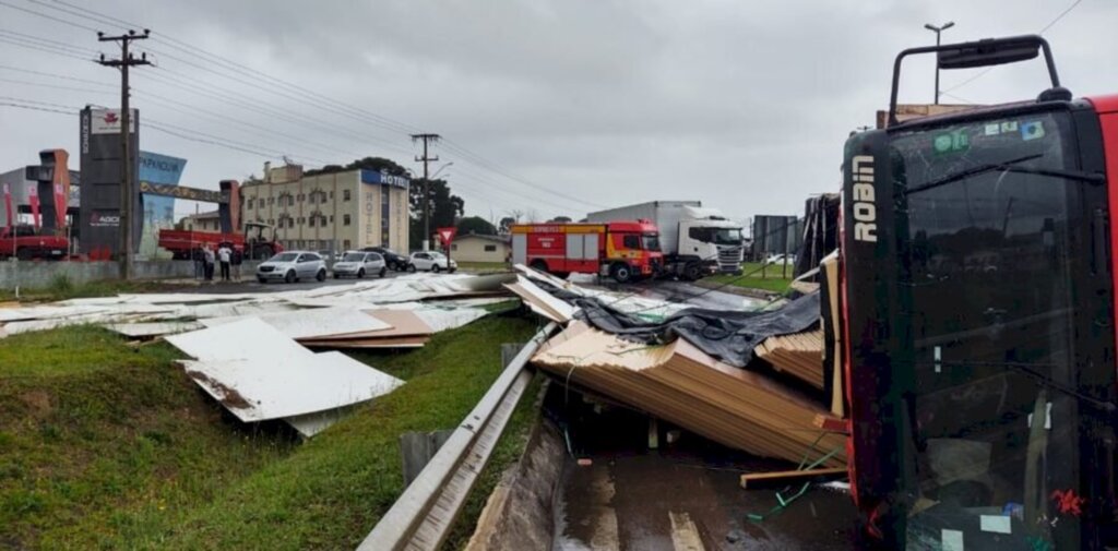 Carreta tomba na BR 116 no trevo de acesso a cidade de Papanduva