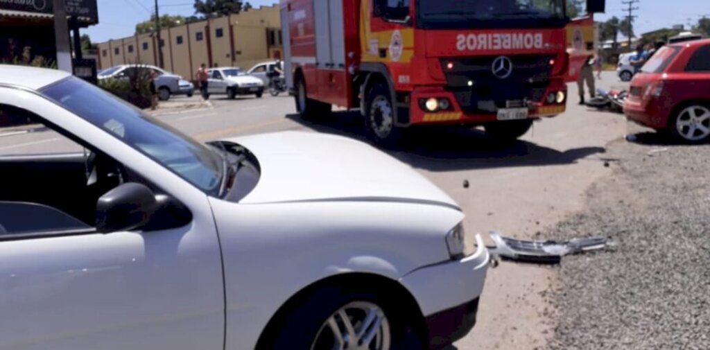 Motociclista fica ferido ao colidir com Gol em avenida de Três Barras