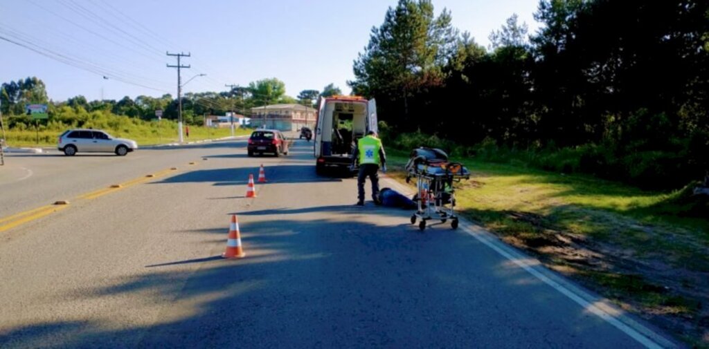 Motociclista cai em avenida ao desviar de cachorro em Três Barras