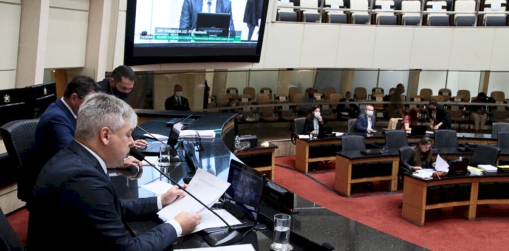 Comissão aprova impeachment do governador Moisés e isenta vice