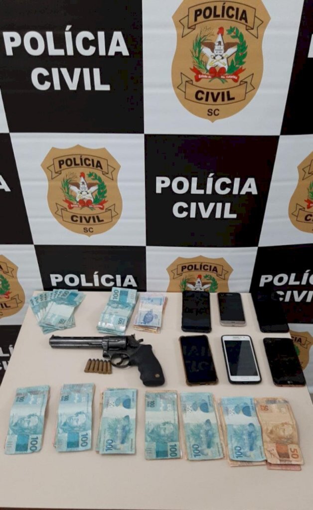  - Dinheiro, celulares e arma apreendidos durante a operação em janeiro/Divulgação/Polícia Civil