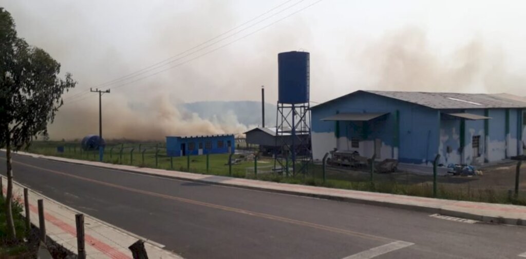 Bombeiros combatem incêndio em vegetação em Major Vieira