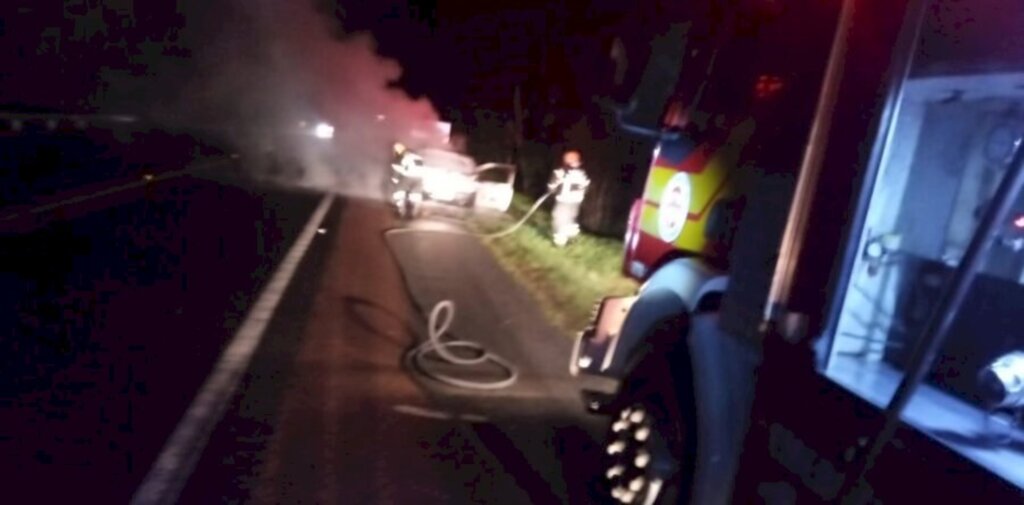 Celta incendeia repentinamente na rodovia BR 116, em Mafra