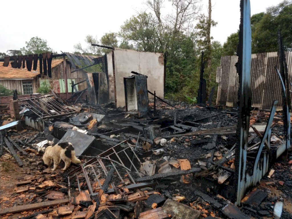 Casal perde casa e pertences em incêndio no interior de Canoinhas