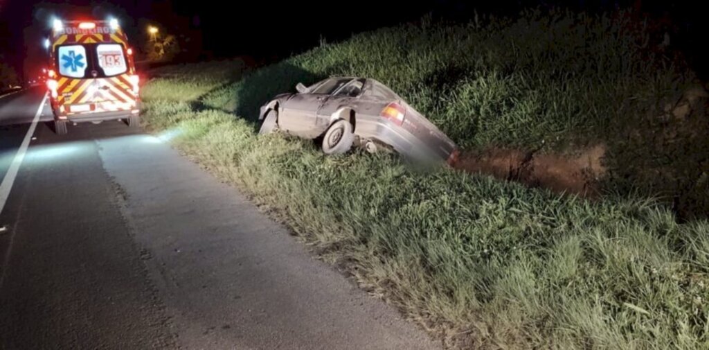Motorista capota Monza no trevo de acesso a Major Vieira