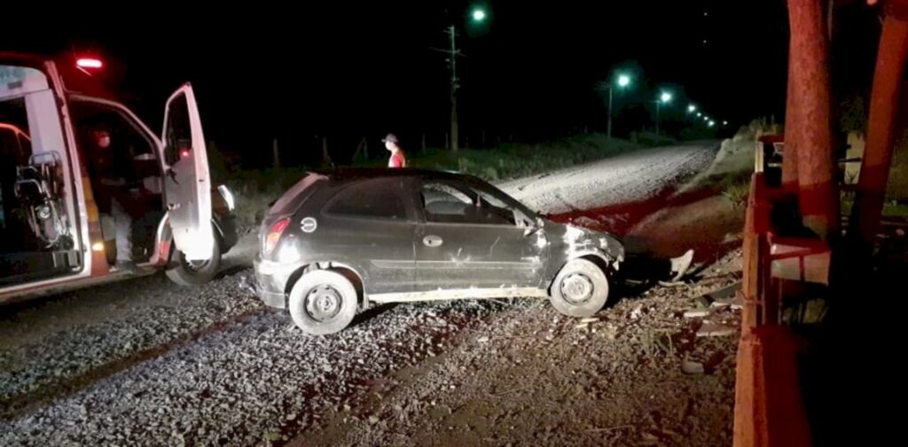 Motorista sai da pista e bate em muro em Três Barras