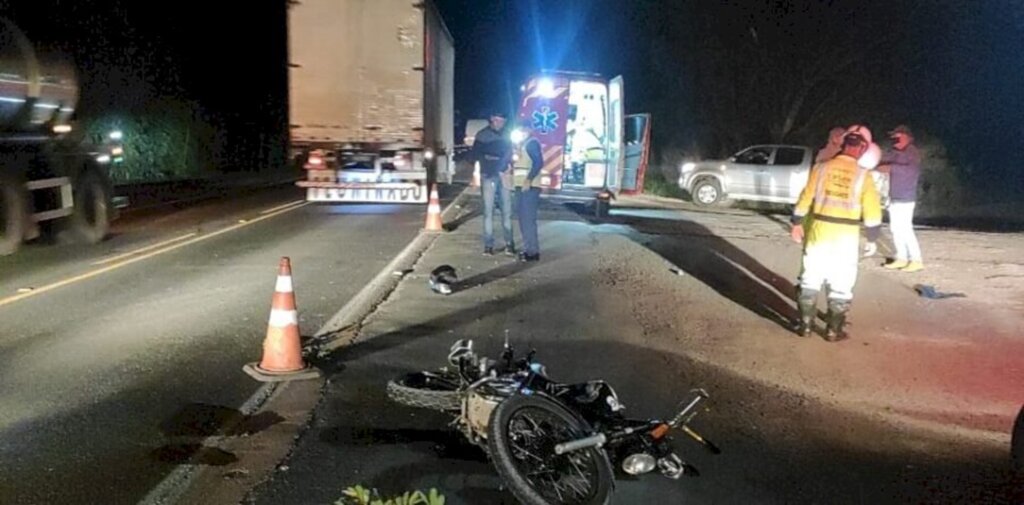 Jovem de 20 anos fica ferido em colisão entre moto e caminhão