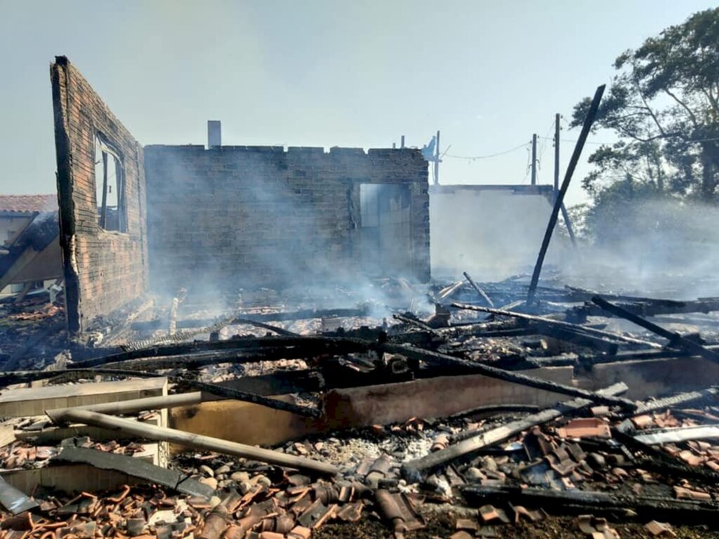 Incêndio destrói casa em Itaiópolis e proprietário fica ferido