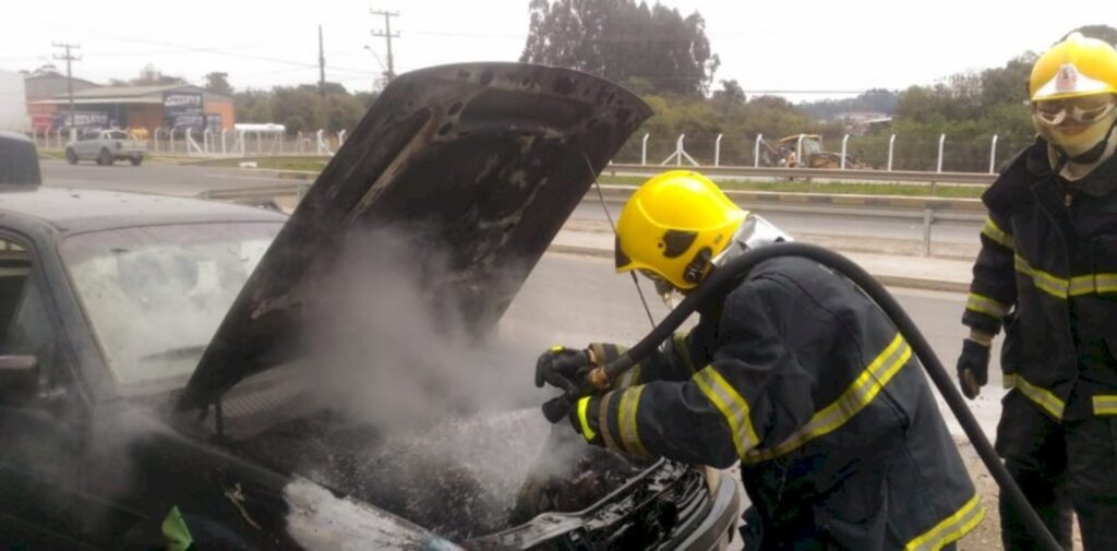 Veículo é atingido por incêndio na BR 280, no Água Verde, em Canoinhas