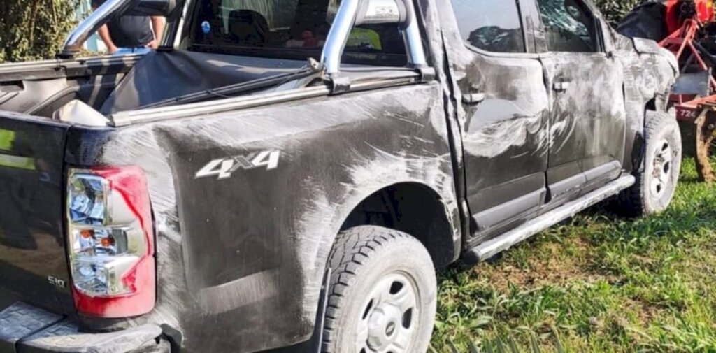 Veículo parado na pista provoca capotamento de S10 em Major Vieira