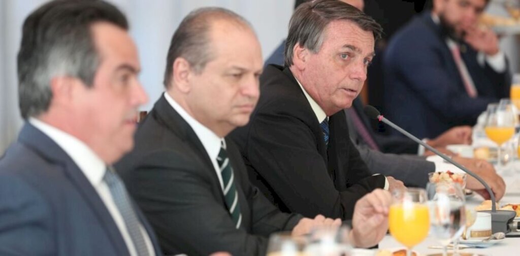 Governo prorroga auxílio emergencial de R$ 300 até o fim do ano