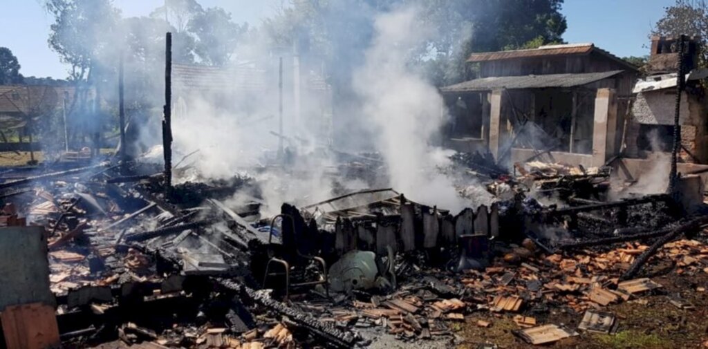 Família perde tudo em incêndio na Fartura de Baixo, em Canoinhas