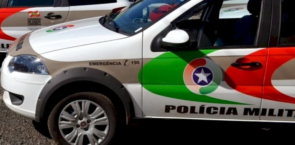 Motorista aparentemente embriagado colide em muro no centro