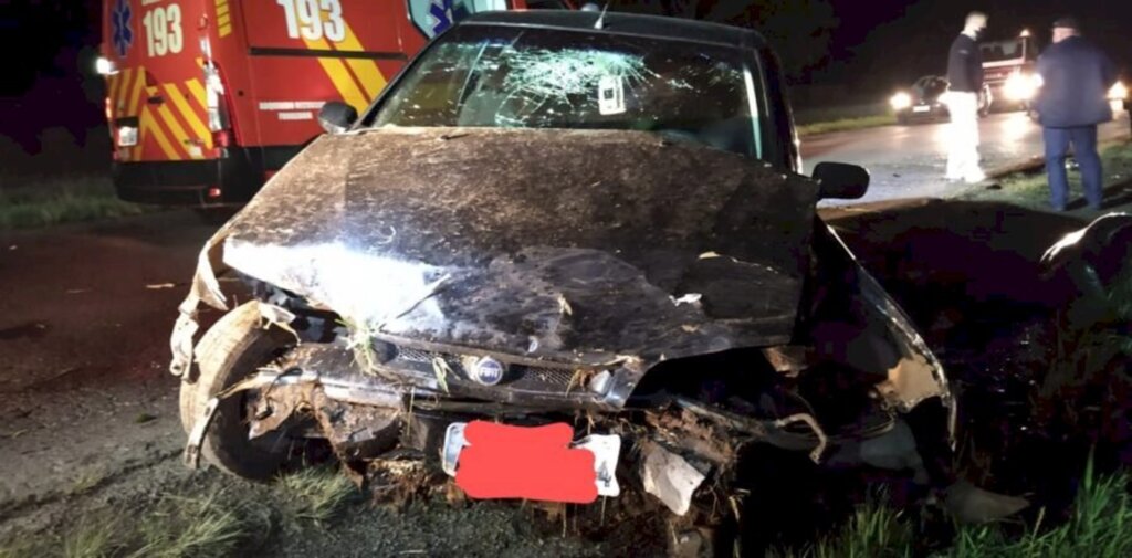 Veículo colide em barranco na SC 477 em Canoinhas e jovem fica ferido