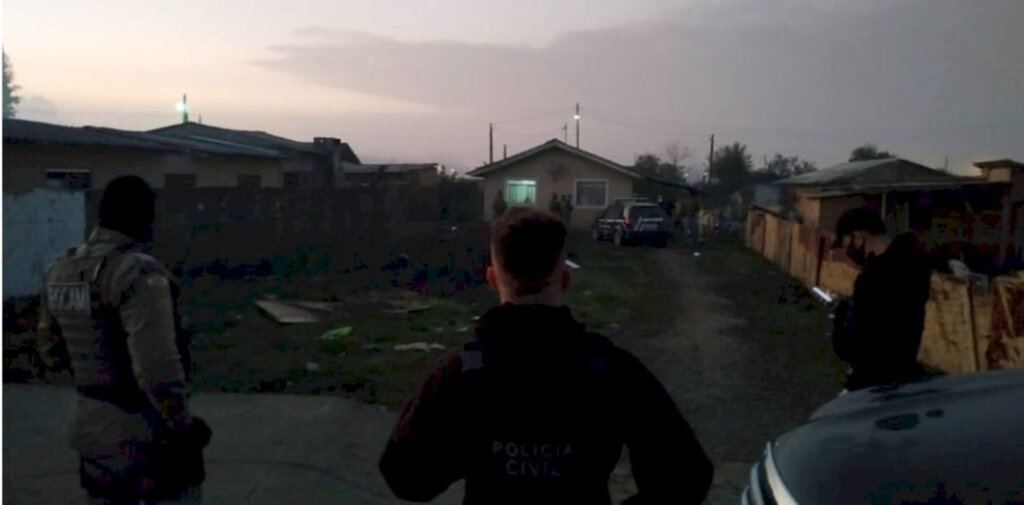 Polícia liga assassinatos de dois jovens a guerra entre facções criminosas
