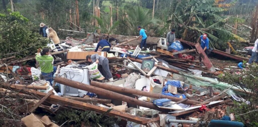 Tornado atingiu pelo menos 80 famílias no interior de Irineópolis