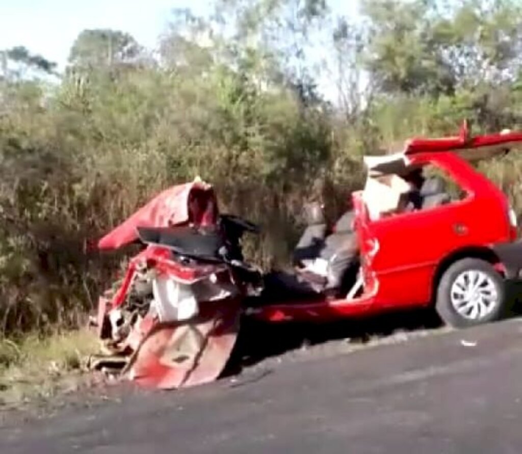 Condutor fica ferido em colisão entre veículo e ônibus, em Canoinhas