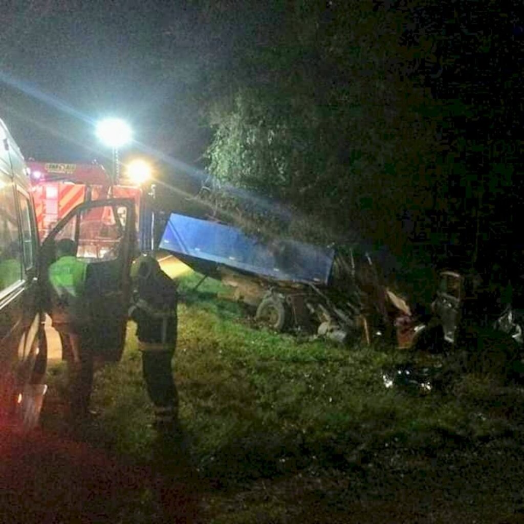Caminhoneiro morre após colisão contra árvore na BR 280, em Mafra