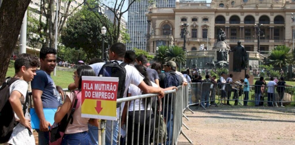 Governo prorroga programa de redução de salários e jornada
