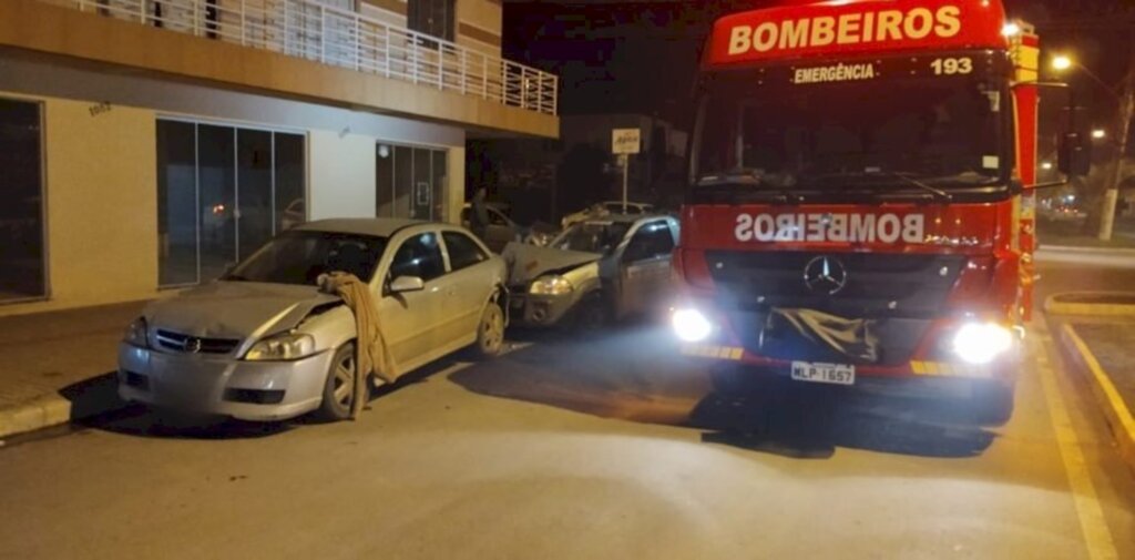 Veículo atinge carros estacionados em Papanduva e deixa mulher ferida