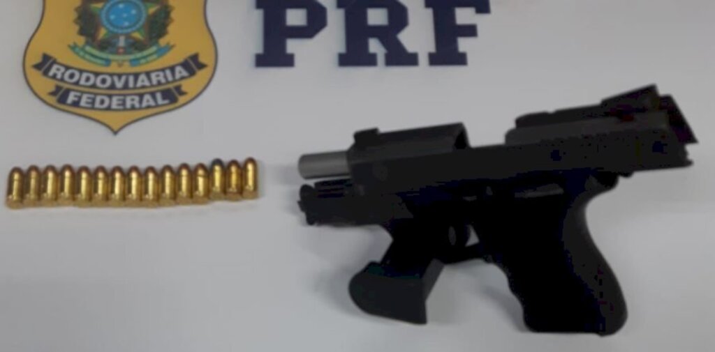 PRF apreende pistola Taurus durante fiscalização na BR 116, em Mafra