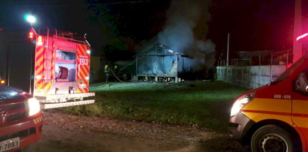 Casa e carro são atingidos por incêndio no Campo d'Água Verde