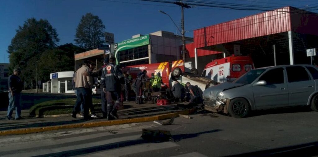 Colisão leva a capotamento de veículo Palio no centro de Canoinhas