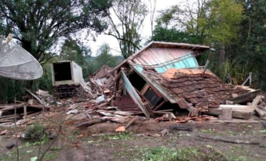 Carreta sai da pista e destrói casa na Colônia Escada, em Irineópolis