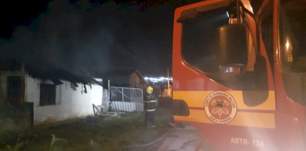 Bombeiros combatem incêndio em depósito de peças usadas de veículo