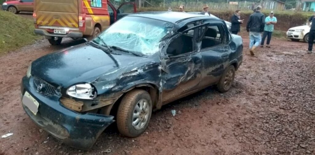 Motorista de Corsa fica ferido em acidente com caminhão em Canoinhas