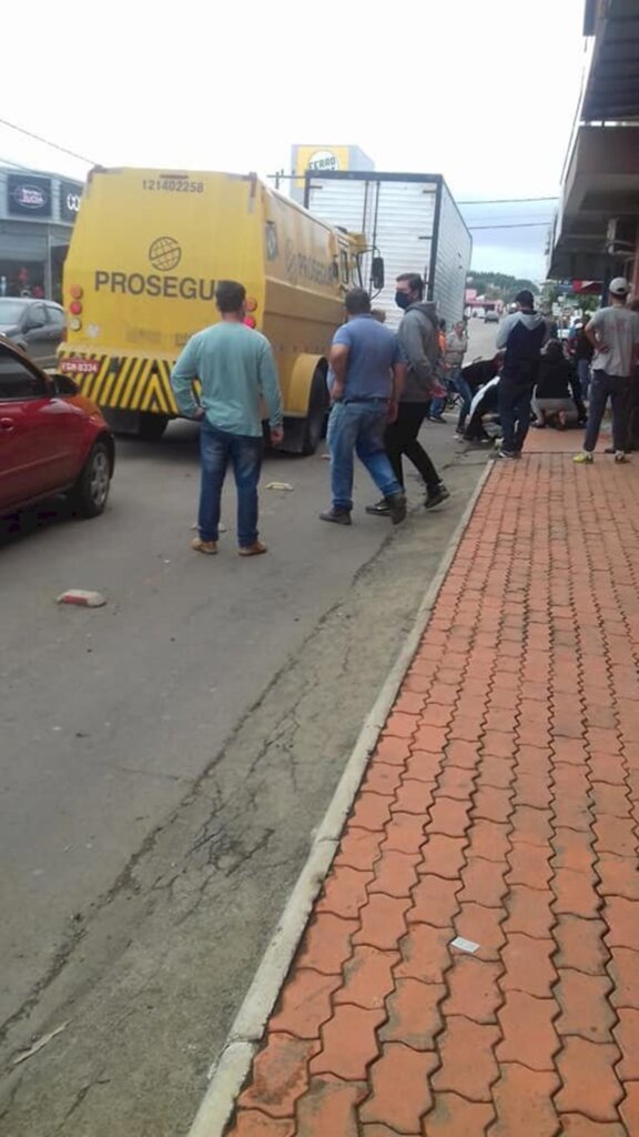 Banco Bradesco é alvo de assaltantes em Três Barras