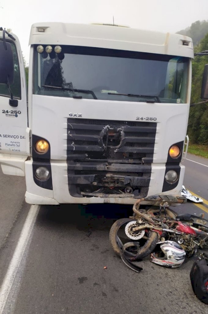 Motociclista morre em acidente contra caminhão na BR 280